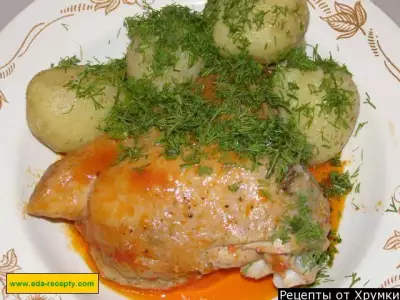 Цыпленок тушеный в томатном соусе с отварным картофелем