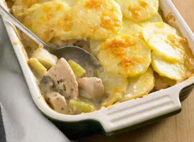 Картошка с курицей в сметане в духовке