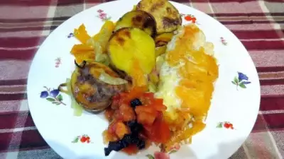 Картошка с грудкой куриной в томатно-сырном соусе