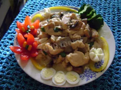 Теплый салат с белыми грибами фото