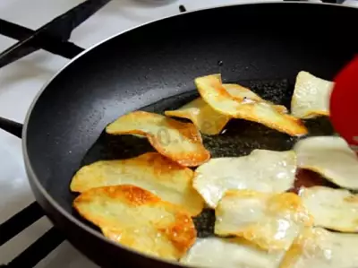 Картофельные чипсы на сковороде домашние