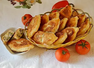 Жареные пирожки с луком и яйцом на кефире
