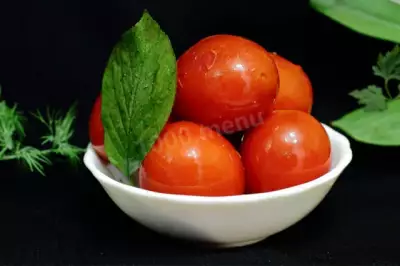 Красные помидоры квашеные в кастрюле