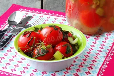 Квашеные помидоры с зеленью