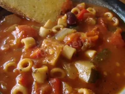 густой и сытный суп минестроне из Италии