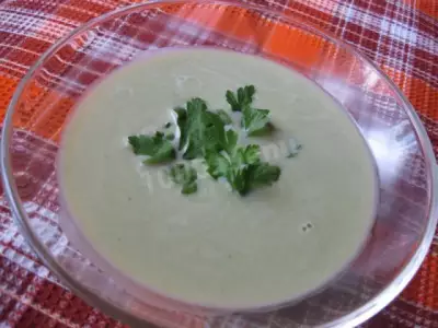 Суп из брокколи со сливками и мускатным орехом