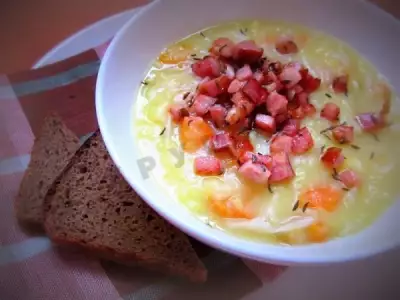 Густой картофельный суп с квашеной капустой и беконом