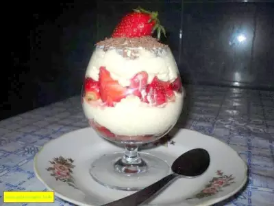 Творожный десерт с ягодами и фруктами фото