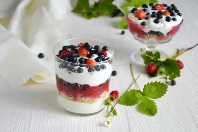 Слоеный десерт со взбитыми сливками и ягодами