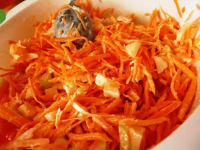 Салат из сырой моркови с сельдереем яблоками сметаной