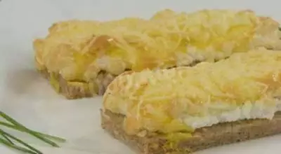 Горячие бутерброды с яйцом, чесноком и сыром