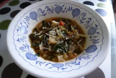 Томатный суп с тертым сыром и базиликом