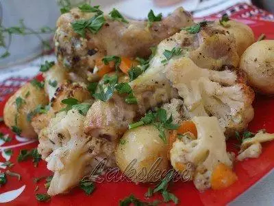 Курица с картошкой и цветной капустой в духовке