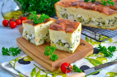 Быстрый заливной пирог с зеленым луком в духовке