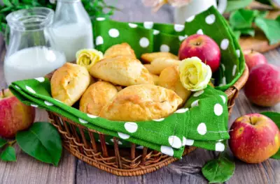 Творожные пирожки в духовке с яблоком и корицей
