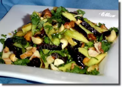 Салат постный с авокадо, черносливом, орехами
