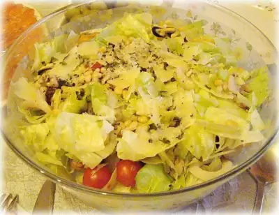 Салат с морепродуктами и лаймовым соусом