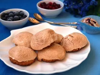 Ореховое французское печенье с ягодами и безе