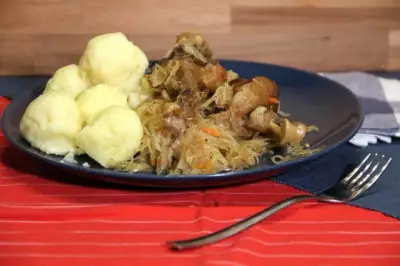 Kraut mit Fuzher утка с тушеной капустой и картошкой