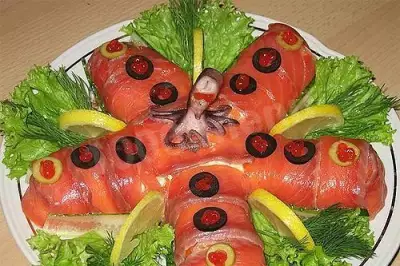 Салат звезда с красной рыбой, креветками и икрой фото