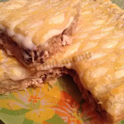 Пирог жульен с грибами и курицей в слоеном тесте