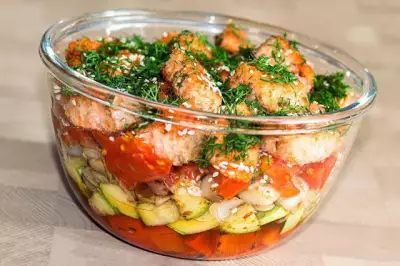 Слоеный салат с красной рыбой фото