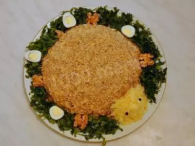 Салат Черепашка с курицей, грибами, орехами и сыром