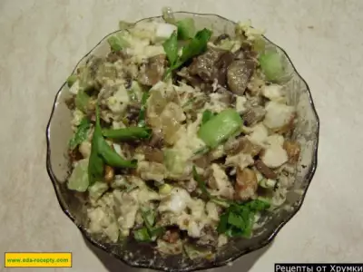 Куриный салат с шампиньонами сыром и зеленым луком фото