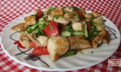 Легкий салат с сырыми овощами и курицей
