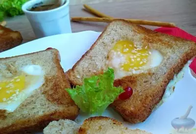 Романтический завтрак с яйцом и хлебом