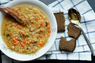 Грибной суп с копчеными рёбрышками и красной чечевицей