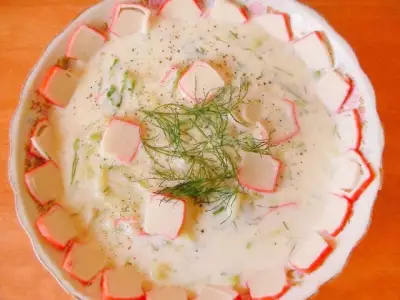 Холодный суп на кефире из огурцов и крабовых палочек