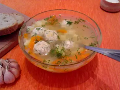 Суп с куриными фрикадельками и клецками