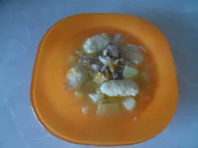 Куриный суп с клецками и курицей