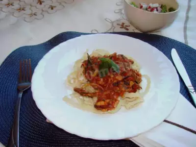 Домашняя паста с морепродуктами в томатном соусе