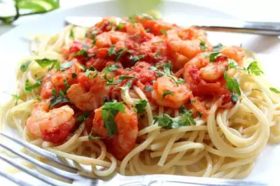 Паста Спагетти с креветками и помидорами