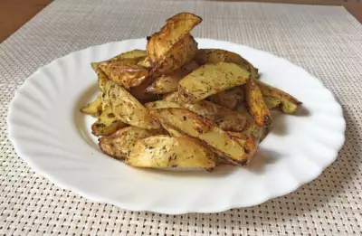 Картофель по деревенски с зеленью  и чесноком в духовке