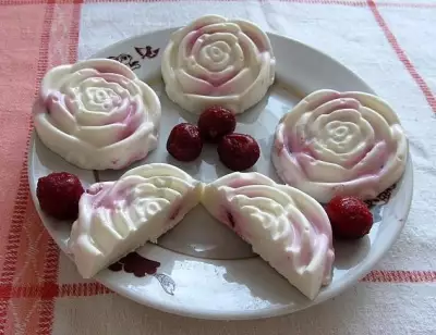 Молочный десерт с желатином, творогом и ягодами