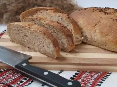 Горчичный хлеб из цельнозерновой муки с семенами льна
