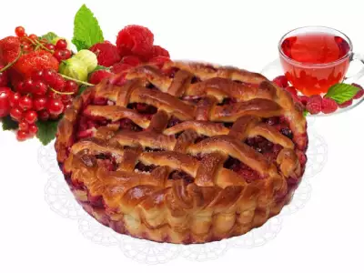 Пирог с замороженными ягодами из дрожжевого теста фото