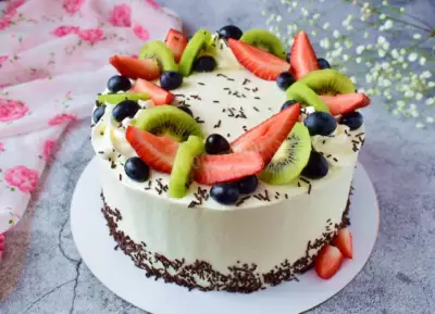 Бисквитный торт с творожным кремом с фруктами