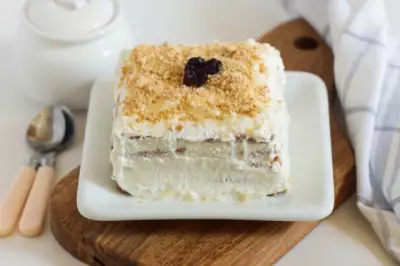Торт с печеньем на творожном креме без выпечки фото