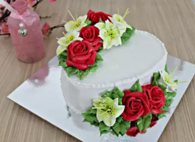 Свадебный торт Сердце шоколадный с розами из крема