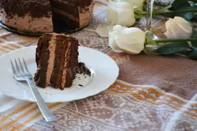 Шоколадный торт с ликером