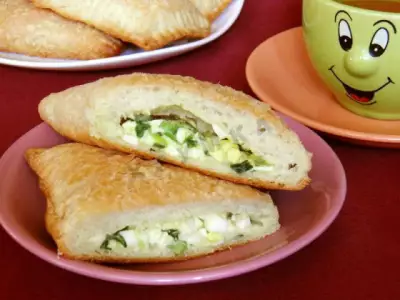 Слоеные пирожки с яйцом и зеленым луком в духовке