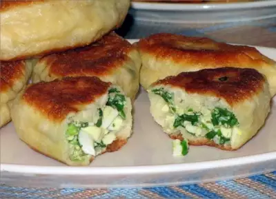 Пирожки жареные с зеленым луком и яйцом дрожжевые