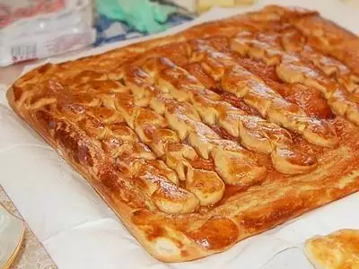 Пирог на готовом дрожжевом тесте открытый с ягодами