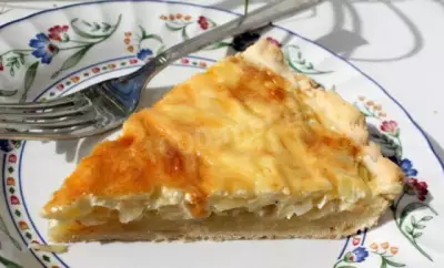 Касторкин пирог с сыром и луком