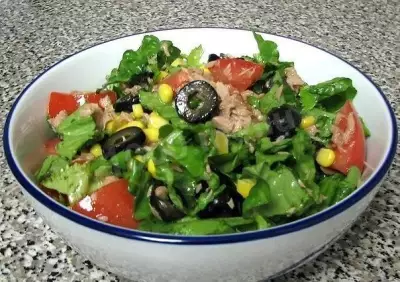 Зеленый салат с консервированным тунцом