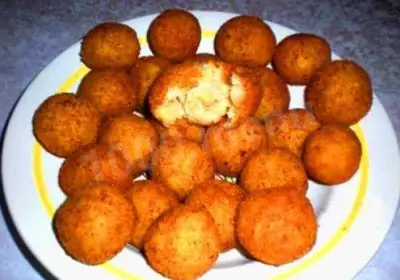 Картофельные шарики с копченым сыром и сметаной